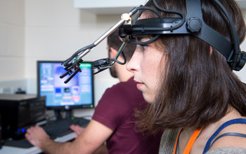 A researcher using psychology equipment at the ɫ